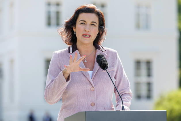 Kabinettsklausur im Schloss Neuhardenberg Karsten Wildberger (CDU), Bundesminister fuer Digitales und Staatsmodernisierung, Dorothee Baer (CSU), Bundesministerin fuer Forschung, Technologie und Raumfahrt, und Verena Hubertz (SPD), Bundesministerin fuer Wohnen, Stadtentwicklung und Bauwesen, bei einer Kabinettsklausur am 25.08.26 im Schloss Neuhardenberg in Brandenburg. Brandenburg Deutschland Schloss Neuhardenberg