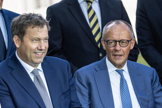 Bundeskanzler Friedrich Merz mit Vize-Kanzler und Bundesfinanzminister Lars Klingbeil (links);Kabinettsklausur der Deutschen Bundesregierung auf Schloss Neuhardenberg, Märkisch-Oderland Brandenburg Deutschland Schloss Neuhardenberg