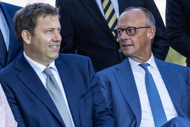 Bundeskanzler Friedrich Merz mit Vize-Kanzler und Bundesfinanzminister Lars Klingbeil (links);Kabinettsklausur der Deutschen Bundesregierung auf Schloss Neuhardenberg, Märkisch-Oderland Brandenburg Deutschland Schloss Neuhardenberg