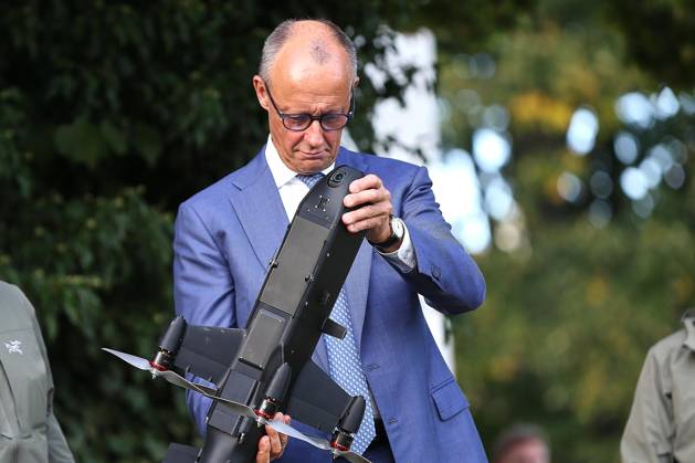 Neuhardenberg, Brandenburg, Deutschland, 25.08.2026: Schloss Neuhardenberg: Kabinettsklausur: Bundeskanzler Friedrich Merz (CDU) und weitere Mitglieder der Bundesregierung bekommen Drohnen-Technik vorgeführt. Copyright: xdtsxNachrichtenagenturx dts_131079