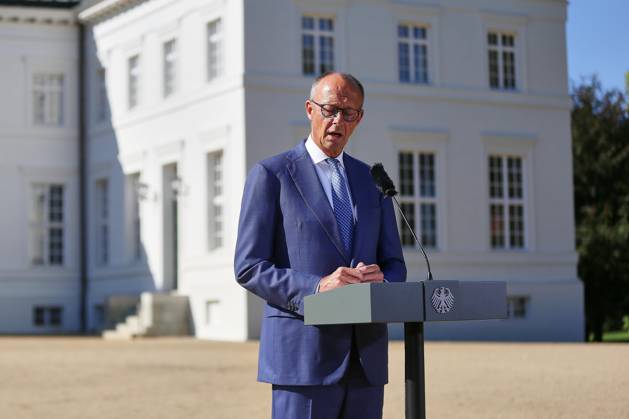 Neuhardenberg, Brandenburg, Deutschland, 25.08.2026: Schloss Neuhardenberg: Kabinettsklausur: Bundeskanzler Friedrich Merz (CDU) bei einem Pressestatement Copyright: xdtsxNachrichtenagenturx dts_130969