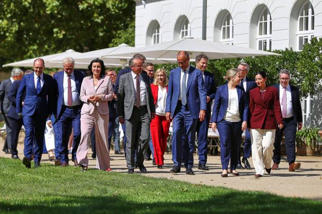 Neuhardenberg, Brandenburg, Deutschland, 25.08.2026: Schloss Neuhardenberg: Kabinettsklausur: Bundeskanzler Friedrich Merz (CDU) kommt mit seinen Ministern für ein Gruppenfoto in den Schlosspark. Copyright: xdtsxNachrichtenagenturx dts_131043