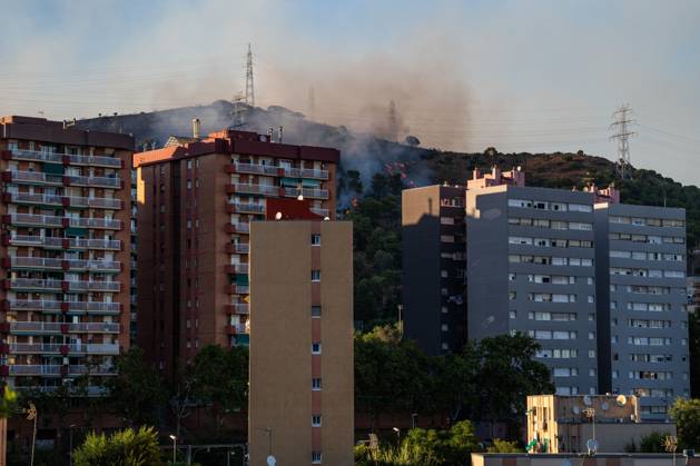 August 25, 2026, Barcelona, Spain: BARCELONA, SPAIN - AUGUST 25, 2026. Firefighters battle a devastating wildfire that has scorched dozens of hectares in Collserola Natural Park, prompting the precautionary evacuation of the Can Masdeu social center and several residential homes in the Torre BaroÂ³ neighborhood. Barcelona Spain  - ZUMAq101 20260825_zna_q101_062 Copyright: xMarcxAsensioxClupesx