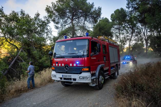 August 25, 2026, Barcelona, Spain: BARCELONA, SPAIN - AUGUST 25, 2026. Firefighters battle a devastating wildfire that has scorched dozens of hectares in Collserola Natural Park, prompting the precautionary evacuation of the Can Masdeu social center and several residential homes in the Torre BaroÂ³ neighborhood. Barcelona Spain  - ZUMAq101 20260825_zna_q101_061 Copyright: xMarcxAsensioxClupesx