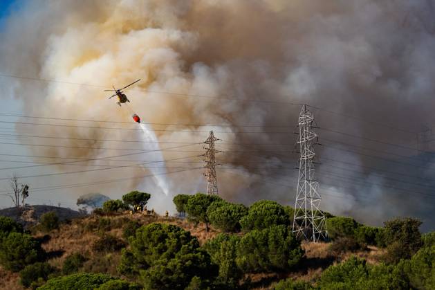 August 25, 2026, Barcelona, Spain: BARCELONA, SPAIN - AUGUST 25, 2026. Firefighters battle a devastating wildfire that has scorched dozens of hectares in Collserola Natural Park, prompting the precautionary evacuation of the Can Masdeu social center and several residential homes in the Torre BaroÂ³ neighborhood. Barcelona Spain - ZUMAq101 20260825_zna_q101_065 Copyright: xMarcxAsensioxClupesx