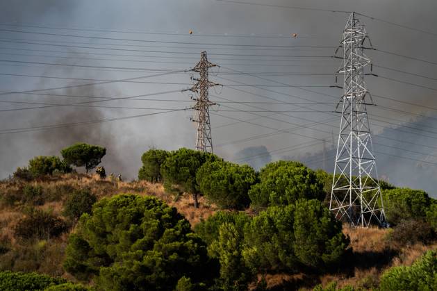 Wildfire Rages in Collserola. BARCELONA, SPAIN - AUGUST 25, 2026. Firefighters battle a devastating wildfire that has scorched dozens of hectares in Collserola Natural Park, prompting the precautionary evacuation of the Can Masdeu social center and several residential homes in the Torre Baro neighborhood. Barcelona Spain Copyright: x xMarcxAsensioxClupesx xJNAxPressx
