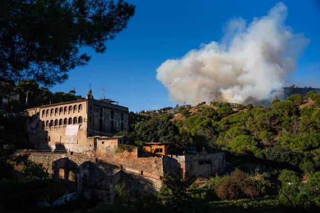 Wildfire Rages in Collserola. BARCELONA, SPAIN - AUGUST 25, 2026. Firefighters battle a devastating wildfire that has scorched dozens of hectares in Collserola Natural Park, prompting the precautionary evacuation of the Can Masdeu social center and several residential homes in the Torre Baro neighborhood. Barcelona Spain Copyright: x xMarcxAsensioxClupesx xJNAxPressx
