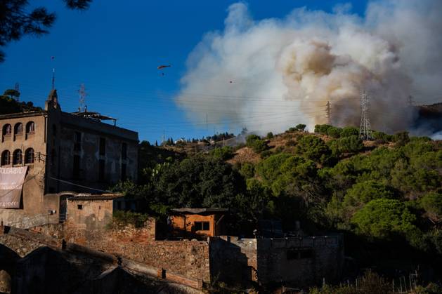 Wildfire Rages in Collserola. BARCELONA, SPAIN - AUGUST 25, 2026. Firefighters battle a devastating wildfire that has scorched dozens of hectares in Collserola Natural Park, prompting the precautionary evacuation of the Can Masdeu social center and several residential homes in the Torre Baro neighborhood. Barcelona Spain Copyright: x xMarcxAsensioxClupesx xJNAxPressx