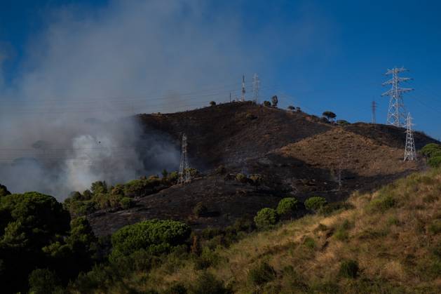 Wildfire Rages in Collserola. BARCELONA, SPAIN - AUGUST 25, 2026. Firefighters battle a devastating wildfire that has scorched dozens of hectares in Collserola Natural Park, prompting the precautionary evacuation of the Can Masdeu social center and several residential homes in the Torre Baro neighborhood. Barcelona Spain Copyright: x xMarcxAsensioxClupesx xJNAxPressx