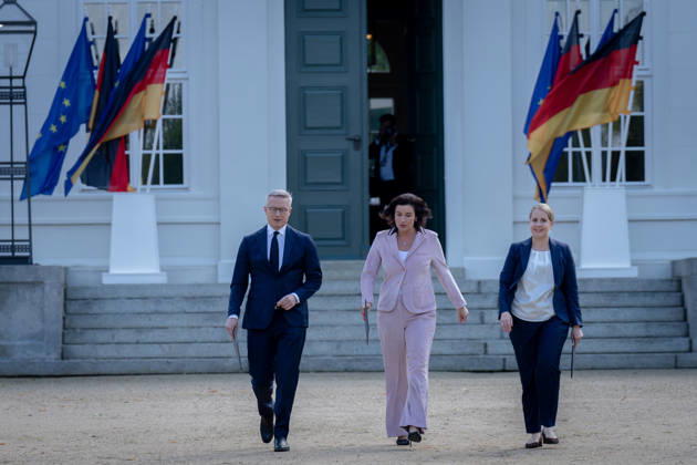 Schloss Neuhardenberg, Kabinettssitzung Schloss Neuhardenberg, Kabinettssitzung, Bundesregierung, Verena Hubertz, Bundesministerin, Wohnen, Bauwesen Karsten Wildberger, Bundesminister, Digitales Dorothee Bär, Bundesministerin, Forschung Berlin Berlin GER