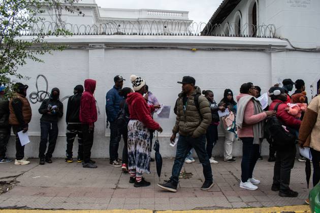 Haitians seek immigration regularization in Santiago SANTIAGO, CHILE, AUGUST 25, 2026: Haitian citizens gather at the Consulate of Haiti in Santiago to complete paperwork related to the regularization of their immigration status in Chile. Santiago Chile Copyright: x xVicentexAsenciox xJNAxPressx