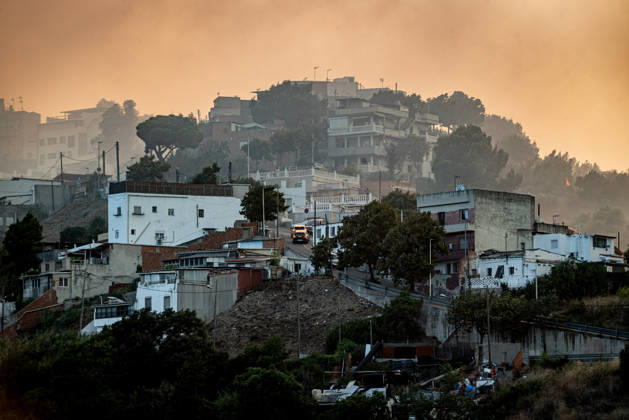 August 25, 2026, Barcelona, Spain: A wildfire in the Collserola mountain range sends smoke over Barcelona s Nou Barris district, affecting residents in the Torre Baro and Ciutat Meridiana neighborhoods. Authorities ordered evacuations and shelter in place measures as the fire spread through the forested area. Barcelona Spain - ZUMAb137 20260825_fap_b137_021 Copyright: xJordixBoixareux