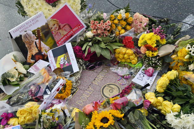 Fans gather around Dolly Parton s Hollywood Walk of Fame star, paying tribute with flowers and notes to the iconic singer, songwriter, actress, business woman, and philanthropist on Tuesday, August 25, 2026. Parton died today after a Brief Battle with cancer, her reps confirmed.  LAP2026082518 JIMxRUYMEN