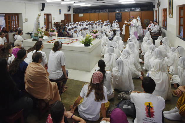 India Saint Teresa Nuns of the Missionaries of Charity offer prayers at the tomb of Saint Teresa of Kolkata on her 116th birth anniversary at the Mother House in Kolkata, India, Wednesday, August 26, 2026.Photo by Debajyoti Chakraborty(Photo: Debajyoti Chakraborty News Images) Kolkata West Bengal India Copyright: xDebajyotixChakrabortyx NewsxImagesx