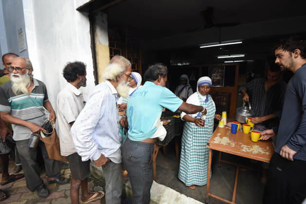 India Saint Teresa Nuns of the Missionaries of Charity, the order founded by Saint Teresa of Calcutta, distribute free meals to underprivileged people on the saint™s 116th birth anniversary in Kolkata, India, Wednesday, August 26, 2026. Photo by Debajyoti Chakraborty.(Photo: Debajyoti Chakraborty News Images) Kolkata West Bengal India Copyright: xDebajyotixChakrabortyx NewsxImagesx