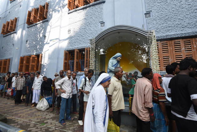 India Saint Teresa People from underprivileged communities wait for free meals outside the Missionaries of Charity on Saint Teresa of Calcutta™s 116th birth anniversary in Kolkata, India, Wednesday, August 26, 2026. Photo by Debajyoti Chakraborty.(Photo: Debajyoti Chakraborty News Images) Kolkata West Bengal India Copyright: xDebajyotixChakrabortyx NewsxImagesx