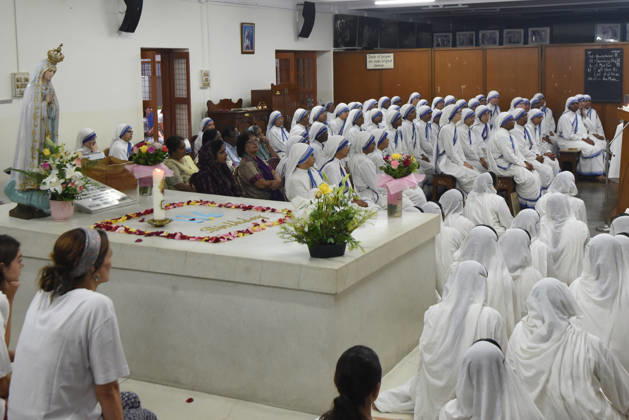 India Saint Teresa Nuns of the Missionaries of Charity offer prayers at the tomb of Saint Teresa of Kolkata on her 116th birth anniversary at the Mother House in Kolkata, India, Wednesday, August 26, 2026.Photo by Debajyoti Chakraborty(Photo: Debajyoti Chakraborty News Images) Kolkata West Bengal India Copyright: xDebajyotixChakrabortyx NewsxImagesx