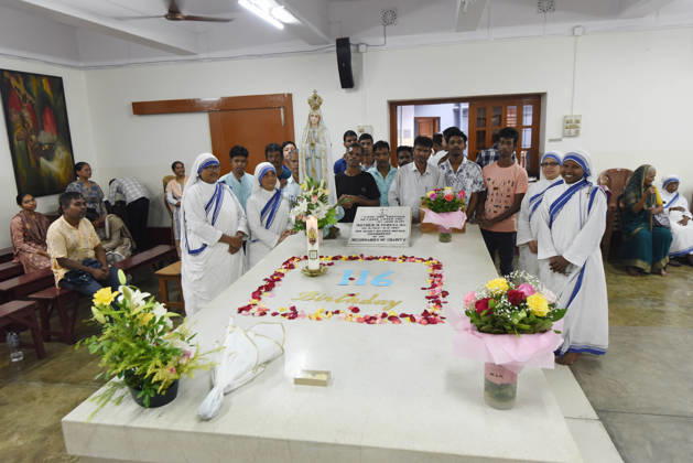India Saint Teresa Nuns of the Missionaries of Charity, the order founded by Saint Teresa of Kolkata, pray at her tomb on the saint™s 116th birth anniversary at the Mother House in Kolkata, India, Wednesday, August 26, 2026.Photo by Debajyoti Chakraborty(Photo: Debajyoti Chakraborty News Images) Kolkata West Bengal India Copyright: xDebajyotixChakrabortyx NewsxImagesx