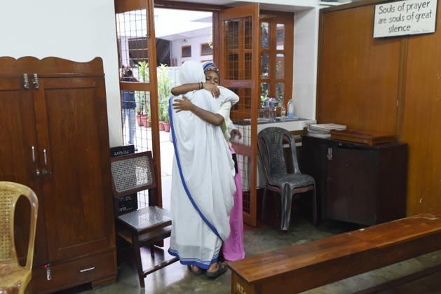 India Saint Teresa An inmate of a Missionaries of Charity home hugs a nun of the order founded by Saint Teresa of Calcutta after a Mass at the tomb of the saint on her 116th birth anniversary, in Kolkata, India, Wednesday, August 26, 2026. Photo by Debajyoti Chakraborty.(Photo: Debajyoti Chakraborty News Images) Kolkata West Bengal India Copyright: xDebajyotixChakrabortyx NewsxImagesx