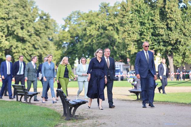 Neuhardenberg, Brandenburg, Deutschland, 26.08.2026: Schloss Neuhardenberg: Kabinettsklausur: Bundeskanzler Friedrich Merz (CDU) mit seinen Ministern auf dem Weg zur zur Schinkel-Kirche. Mit dabei unter anderem Bundesminister der Verteidigung Boris Pistorius (SPD), Bundesministerin der Justiz und für Verbraucherschutz Stefanie Hubig (SPD), Kanzleramtsministerin Nina Warken (CDU) und Bundesministerin für Bildung, Familie, Senioren, Frauen und Jugend Karin Prien (CDU). Copyright: xdtsxNachrichtenagenturx dts_131116