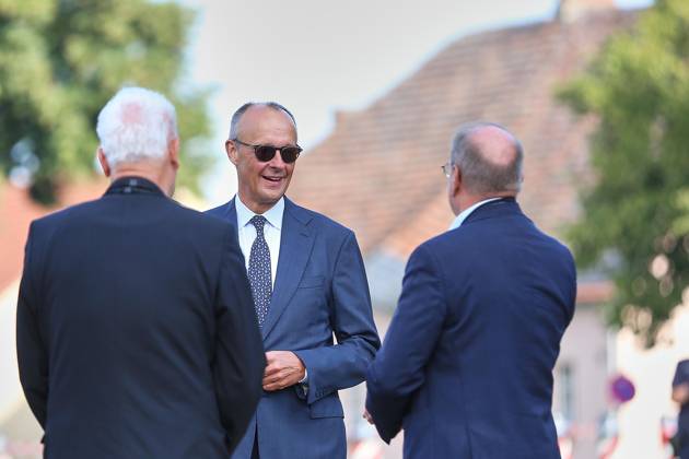 Neuhardenberg, Brandenburg, Deutschland, 26.08.2026: Schloss Neuhardenberg: Kabinettsklausur: Bundeskanzler Friedrich Merz (CDU) bei der Begrüßung an der Schinkel-Kirche Copyright: xdtsxNachrichtenagenturx dts_131122