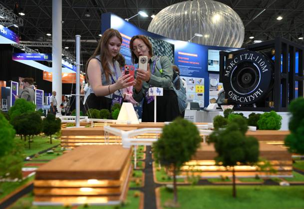 Russia Technoprom International Forum 9228760 26.08.2026 People visit the exhibition during of the Technoprom XIII International Forum of Technological Development in Novosibirsk, Russia. Alexandr Kryazhev Sputnik Novosibirsk Russia Copyright: xAlexandrxKryazhevx
