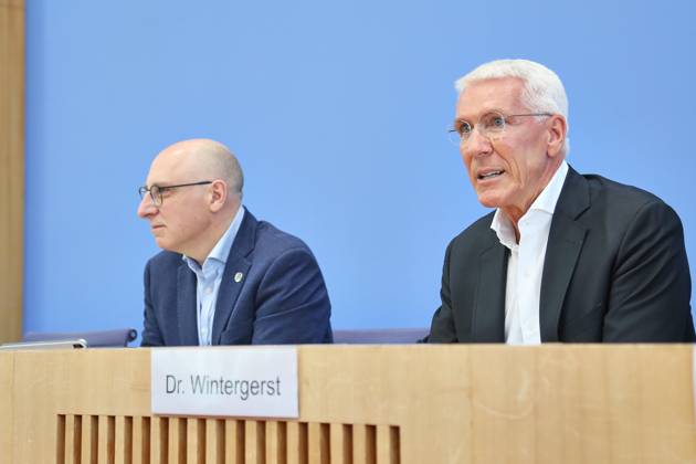 Berlin, Deutschland, 26.08.2026: Bundespressekonferenz: Vorstellung der Wirtschaftsschutzstudie 2026: Sinan Selen, Vizepräsident des Bundesamtes für Verfassungsschutz (BfV) und Ralf Wintergerst, Bitkom-Präsident Copyright: xdtsxNachrichtenagenturx dts_131154