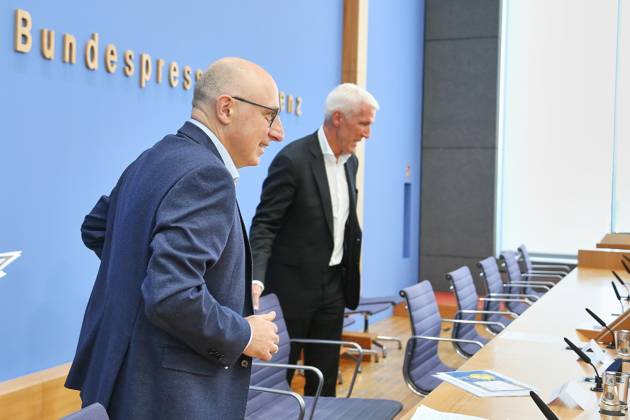 Berlin, Deutschland, 26.08.2026: Bundespressekonferenz: Vorstellung der Wirtschaftsschutzstudie 2026: Sinan Selen, Vizepräsident des Bundesamtes für Verfassungsschutz (BfV) und Ralf Wintergerst, Bitkom-Präsident Copyright: xdtsxNachrichtenagenturx dts_131155