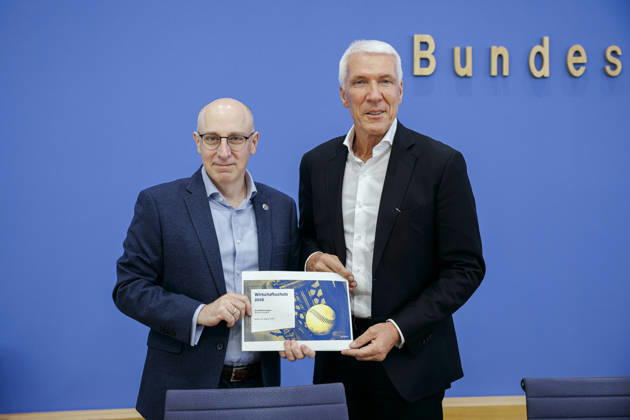 (L-R) Sinan Selen, Praesident des Bundesamtes fuer Verfassungsschutz (BfV), und Ralf Wintergerst, Bitkom-Praesident, stellen in der Bundespressekonferenz die Wirtschaftsschutzstudie 2026 vor. Berlin, 26.08.2026. Berlin Deutschland Copyright: xThomasxTrutschelx