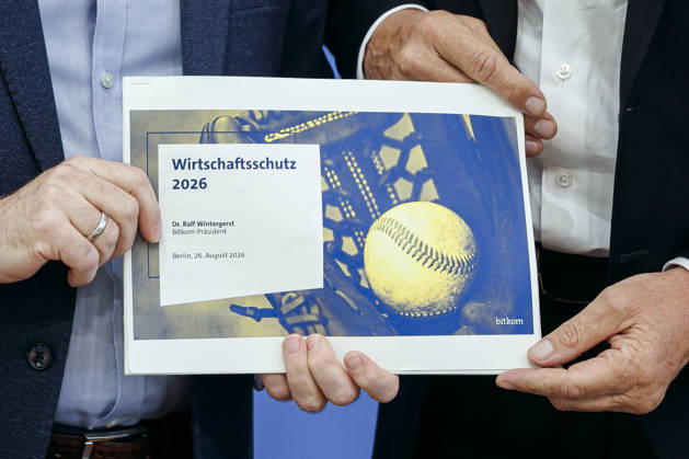 (L-R) Sinan Selen, Praesident des Bundesamtes fuer Verfassungsschutz (BfV), und Ralf Wintergerst, Bitkom-Praesident, stellen in der Bundespressekonferenz die Wirtschaftsschutzstudie 2026 vor. Berlin, 26.08.2026. Berlin Deutschland Copyright: xThomasxTrutschelx