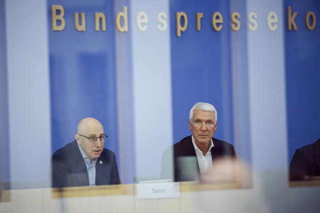 (L-R) Sinan Selen, Praesident des Bundesamtes fuer Verfassungsschutz (BfV), und Ralf Wintergerst, Bitkom-Praesident, stellen in der Bundespressekonferenz die Wirtschaftsschutzstudie 2026 vor. Berlin, 26.08.2026. Berlin Deutschland Copyright: xThomasxTrutschelx