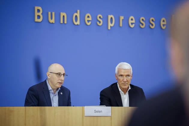 (L-R) Sinan Selen, Praesident des Bundesamtes fuer Verfassungsschutz (BfV), und Ralf Wintergerst, Bitkom-Praesident, stellen in der Bundespressekonferenz die Wirtschaftsschutzstudie 2026 vor. Berlin, 26.08.2026. Berlin Deutschland Copyright: xThomasxTrutschelx