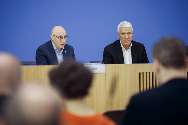 (L-R) Sinan Selen, Praesident des Bundesamtes fuer Verfassungsschutz (BfV), und Ralf Wintergerst, Bitkom-Praesident, stellen in der Bundespressekonferenz die Wirtschaftsschutzstudie 2026 vor. Berlin, 26.08.2026. Berlin Deutschland Copyright: xThomasxTrutschelx