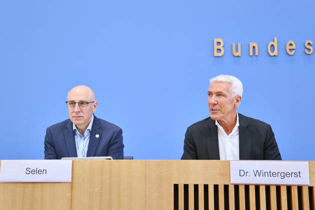 Berlin, Deutschland, 26.08.2026: Bundespressekonferenz: Vorstellung der Wirtschaftsschutzstudie 2026: Sinan Selen, Vizepräsident des Bundesamtes für Verfassungsschutz (BfV) und Ralf Wintergerst, Bitkom-Präsident Copyright: xdtsxNachrichtenagenturx dts_131173