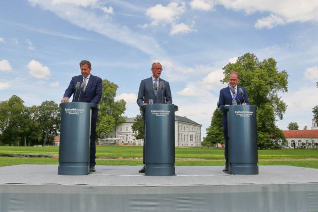 Neuhardenberg, Brandenburg, Deutschland, 26.08.2026: Schloss Neuhardenberg: Kabinettsklausur: Pressekonferenz zum Abschluss der Kabinettsklausur mit Bundesminister der Finanzen Lars Klingbeil (SPD), Bundeskanzler Friedrich Merz (CDU) und Bundesminister des Innern Alexander Dobrindt (CSU) Copyright: xdtsxNachrichtenagenturx dts_131178