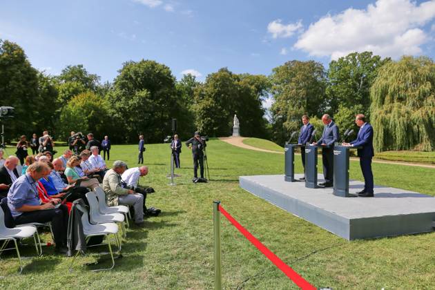 Neuhardenberg, Brandenburg, Deutschland, 26.08.2026: Schloss Neuhardenberg: Kabinettsklausur: Pressekonferenz zum Abschluss der Kabinettsklausur mit Bundesminister der Finanzen Lars Klingbeil (SPD), Bundeskanzler Friedrich Merz (CDU) und Bundesminister des Innern Alexander Dobrindt (CSU) Copyright: xdtsxNachrichtenagenturx dts_131184