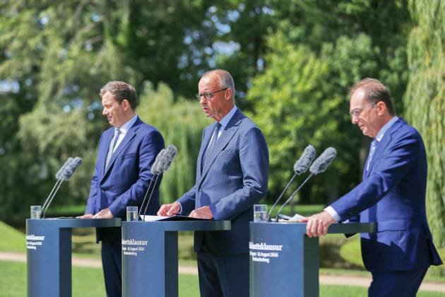 Neuhardenberg, Brandenburg, Deutschland, 26.08.2026: Schloss Neuhardenberg: Kabinettsklausur: Pressekonferenz zum Abschluss der Kabinettsklausur mit Bundesminister der Finanzen Lars Klingbeil (SPD), Bundeskanzler Friedrich Merz (CDU) und Bundesminister des Innern Alexander Dobrindt (CSU) Copyright: xdtsxNachrichtenagenturx dts_131191