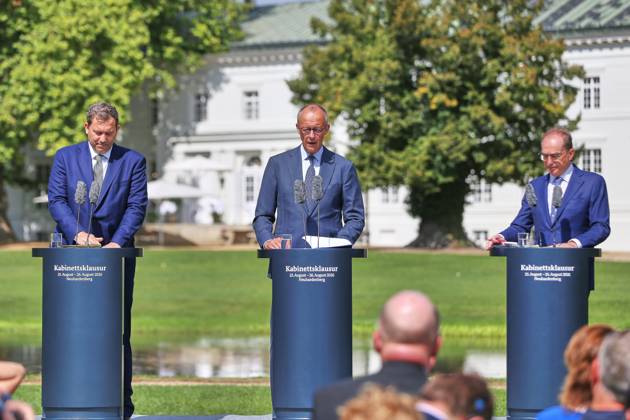 Neuhardenberg, Brandenburg, Deutschland, 26.08.2026: Schloss Neuhardenberg: Kabinettsklausur: Pressekonferenz zum Abschluss der Kabinettsklausur mit Bundesminister der Finanzen Lars Klingbeil (SPD), Bundeskanzler Friedrich Merz (CDU) und Bundesminister des Innern Alexander Dobrindt (CSU) Copyright: xdtsxNachrichtenagenturx dts_131194