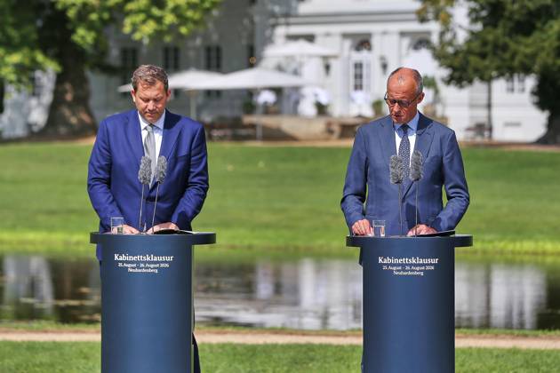 Neuhardenberg, Brandenburg, Deutschland, 26.08.2026: Schloss Neuhardenberg: Kabinettsklausur: Pressekonferenz zum Abschluss der Kabinettsklausur mit Bundesminister der Finanzen Lars Klingbeil (SPD) und Bundeskanzler Friedrich Merz (CDU) Copyright: xdtsxNachrichtenagenturx dts_131196