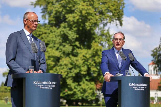 Neuhardenberg, Brandenburg, Deutschland, 26.08.2026: Schloss Neuhardenberg: Kabinettsklausur: Pressekonferenz zum Abschluss der Kabinettsklausur mit Bundeskanzler Friedrich Merz (CDU) und Bundesminister des Innern Alexander Dobrindt (CSU) Copyright: xdtsxNachrichtenagenturx dts_131198