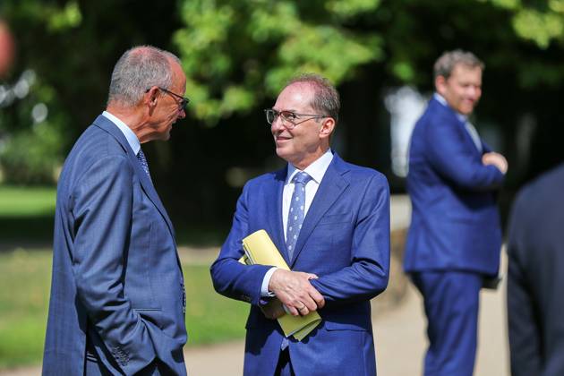 Neuhardenberg, Brandenburg, Deutschland, 26.08.2026: Schloss Neuhardenberg: Kabinettsklausur: Bundeskanzler Friedrich Merz (CDU) und Bundesminister des Innern Alexander Dobrindt (CSU), im Hintergrund Bundesminister der Finanzen Lars Klingbeil (SPD) Copyright: xdtsxNachrichtenagenturx dts_131202