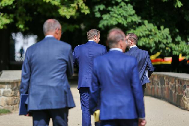 Neuhardenberg, Brandenburg, Deutschland, 26.08.2026: Schloss Neuhardenberg: Kabinettsklausur: Bundeskanzler Friedrich Merz (CDU) und Bundesminister des Innern Alexander Dobrindt (CSU), im Hintergrund Bundesminister der Finanzen Lars Klingbeil (SPD) und der Stellvertretende Regierungssprecher Steffen Meyer Copyright: xdtsxNachrichtenagenturx dts_131203