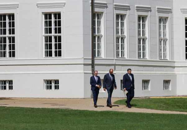 Bundeskabinett Klausur Neuhardenberg und Cola Yero26.08.2026, Germany, Bradenburg, Schloss Neuhardenberg, Neuhardenberg, Bundesregierung, Kabinettsklausur auf Schloss Neuhardenberg mit Bundeskanzler Friedrich Merz Pressekonferenz , mit Lars Klingbeil SPD und Alexander Dobrindt CSU Neuhardenberg Brandenburg Germany