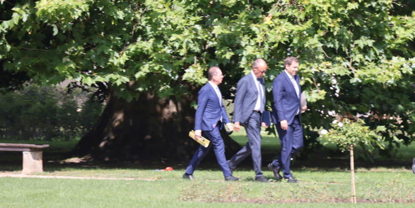 Bundeskabinett Klausur Neuhardenberg und Cola Yero26.08.2026, Germany, Bradenburg, Schloss Neuhardenberg, Neuhardenberg, Bundesregierung, Kabinettsklausur auf Schloss Neuhardenberg mit Bundeskanzler Friedrich Merz Pressekonferenz , mit Lars Klingbeil SPD und Alexander Dobrindt CSU Neuhardenberg Brandenburg Germany