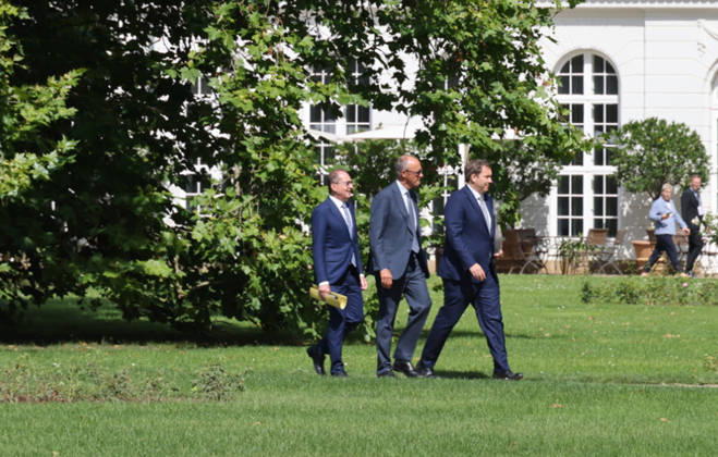 Bundeskabinett Klausur Neuhardenberg und Cola Yero26.08.2026, Germany, Bradenburg, Schloss Neuhardenberg, Neuhardenberg, Bundesregierung, Kabinettsklausur auf Schloss Neuhardenberg mit Bundeskanzler Friedrich Merz Pressekonferenz , mit Lars Klingbeil SPD und Alexander Dobrindt CSU Neuhardenberg Brandenburg Germany