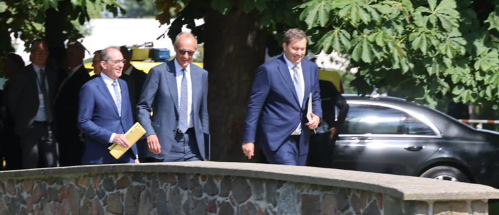 Bundeskabinett Klausur Neuhardenberg und Cola Yero26.08.2026, Germany, Bradenburg, Schloss Neuhardenberg, Neuhardenberg, Bundesregierung, Kabinettsklausur auf Schloss Neuhardenberg mit Bundeskanzler Friedrich Merz Pressekonferenz , mit Lars Klingbeil SPD und Alexander Dobrindt CSU Neuhardenberg Brandenburg Germany