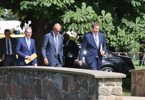 Bundeskabinett Klausur Neuhardenberg und Cola Yero26.08.2026, Germany, Bradenburg, Schloss Neuhardenberg, Neuhardenberg, Bundesregierung, Kabinettsklausur auf Schloss Neuhardenberg mit Bundeskanzler Friedrich Merz Pressekonferenz , mit Lars Klingbeil SPD und Alexander Dobrindt CSU Neuhardenberg Brandenburg Germany