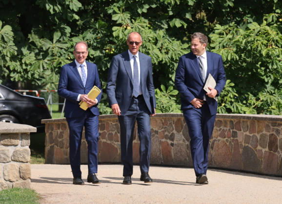 Bundeskabinett Klausur Neuhardenberg und Cola Yero26.08.2026, Germany, Bradenburg, Schloss Neuhardenberg, Neuhardenberg, Bundesregierung, Kabinettsklausur auf Schloss Neuhardenberg mit Bundeskanzler Friedrich Merz Pressekonferenz , mit Lars Klingbeil SPD und Alexander Dobrindt CSU Neuhardenberg Brandenburg Germany