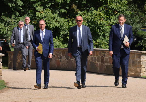 Bundeskabinett Klausur Neuhardenberg und Cola Yero26.08.2026, Germany, Bradenburg, Schloss Neuhardenberg, Neuhardenberg, Bundesregierung, Kabinettsklausur auf Schloss Neuhardenberg mit Bundeskanzler Friedrich Merz Pressekonferenz , mit Lars Klingbeil SPD und Alexander Dobrindt CSU Neuhardenberg Brandenburg Germany
