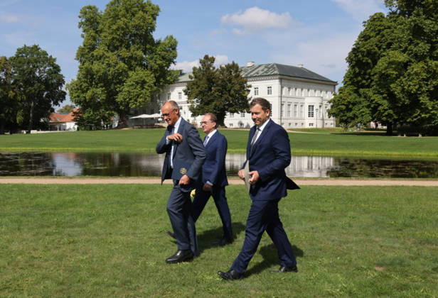 Bundeskabinett Klausur Neuhardenberg und Cola Yero26.08.2026, Germany, Bradenburg, Schloss Neuhardenberg, Neuhardenberg, Bundesregierung, Kabinettsklausur auf Schloss Neuhardenberg mit Bundeskanzler Friedrich Merz Pressekonferenz , mit Lars Klingbeil SPD und Alexander Dobrindt CSU Neuhardenberg Brandenburg Germany